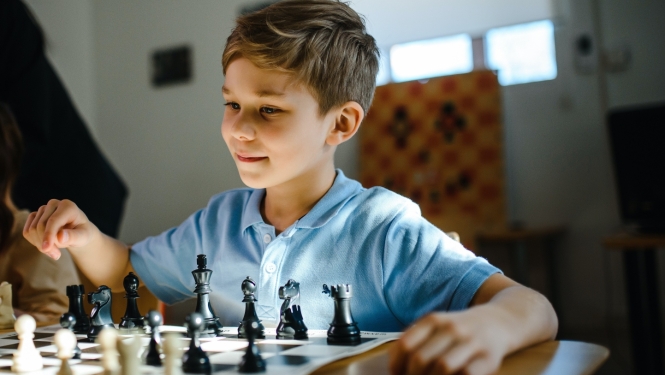 Bērns spēlē šahu, foto: Pexels.com