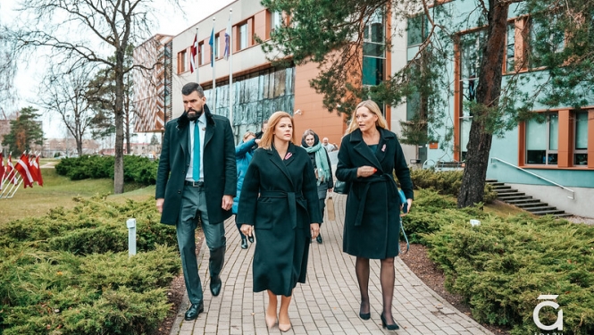 Premjere un novada vadītāja pie domes ēkas