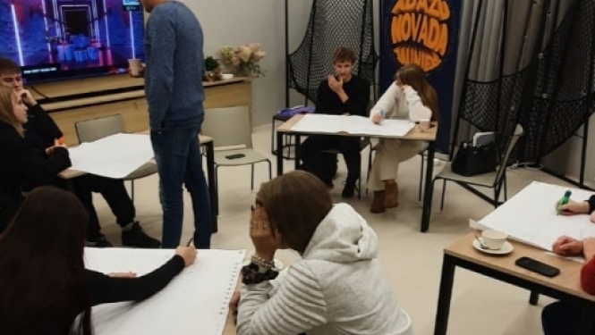 Roka ar lapu "Jauniešu dome"