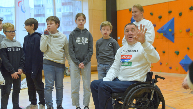 Aigars Apinis, Ādažu vidusskola - sākumskola