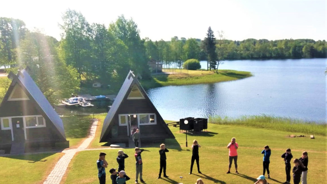 Bērni vingro brīvā dabā vasarā