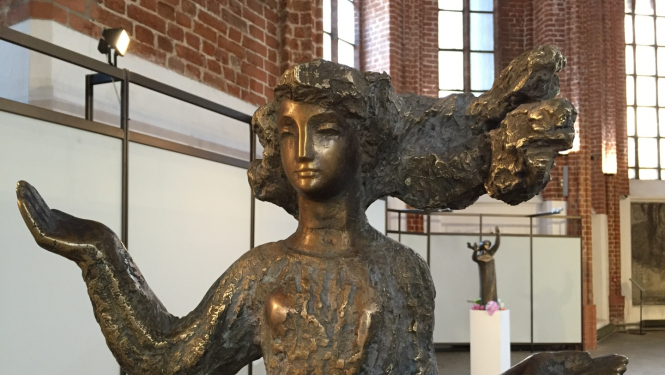 mākslasdarbs-sieviete