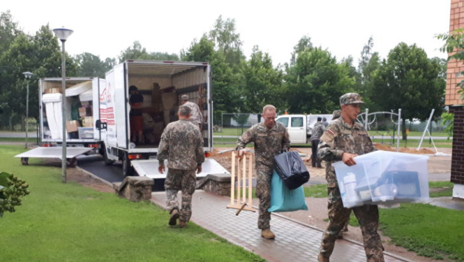 Nacionālo bruņoto spēku karavīri palīdz Ādažu bērnudārzam pārcelties uz pagaidu mājvietu Ādažu vidusskolā