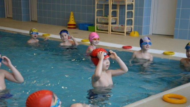 Ar bērnu čalām un ūdens šļakstiem atklāta pirmā veselības veicināšanas projekta aktivitāte