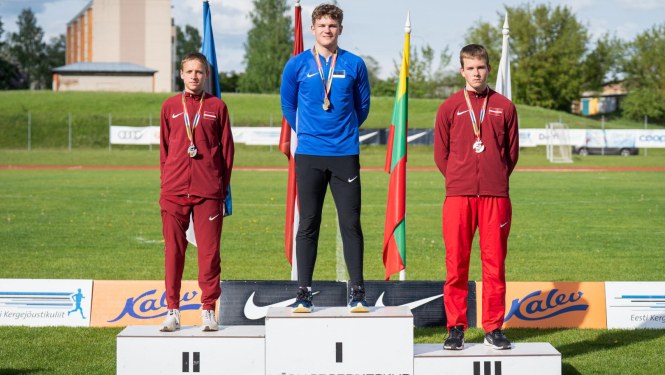 Edvards Krūms no kreisās