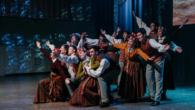 Tautas deju dejotāji Zemgales tautas tērpos, vienotā "fotomiklī"