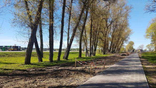 Muižas ielā notiek apvienotā gājēju un velo celiņa izbūve