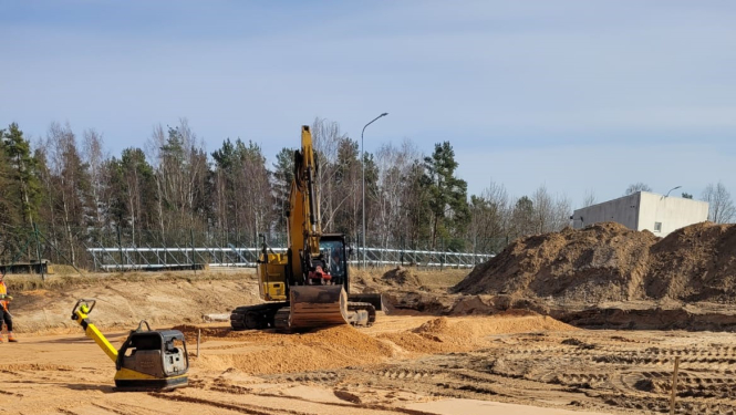 notiek būvdarbi atkritumu laukuma izbīvei, traktors veic darbus