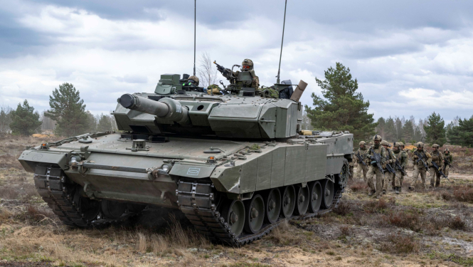 tanks poligonā aiz tā karavīri