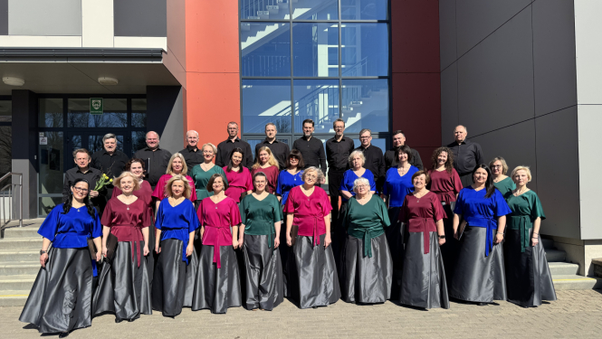 Jauktais koris Jumis - fonā Ādažu Kultūras centrs