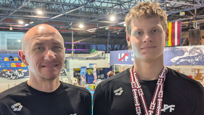 Kristaps Čilipāns (no labās) kopā ar treneri Pāvelu Murānu