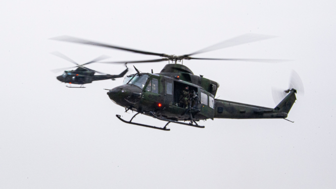 miltārās mācības, divi helikopteri debesīs dodas pildīt uzdevumu