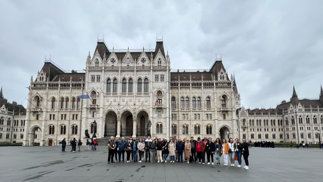 Pasākuma dalībnieki pie Ungārijas parlamenta ēkas