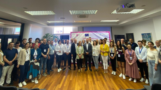 Pasākuma dalībnieku kopbilde Pulas pilsētā