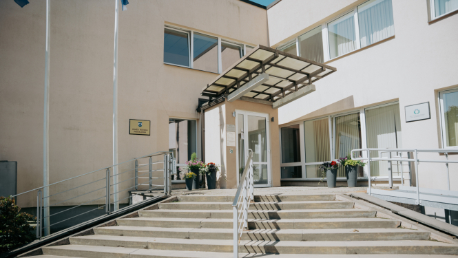 Pašvaldības ēka Carnikavā, Stacijas ielā 5, kāpnes