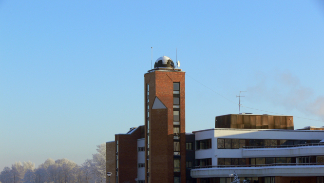 Ādažu vidusskola. Skolas A korpusu, tai skaitā torni, plānots siltināt šogad. Foto: Helmuts Rudzītis