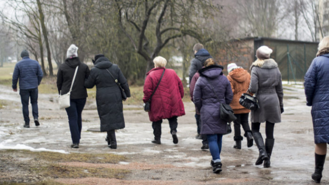 Tikšanās laikā ar iedzīvotājiem klātienē iepazīstina ar plānoto Dienas centra izveides vietu