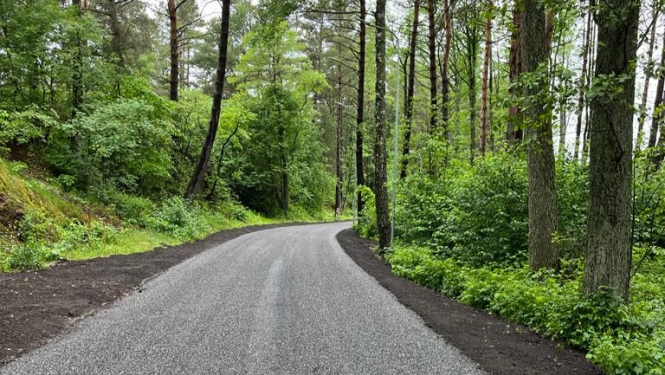 Aizvēju ielā veikta dubultās virsmas apstrāde