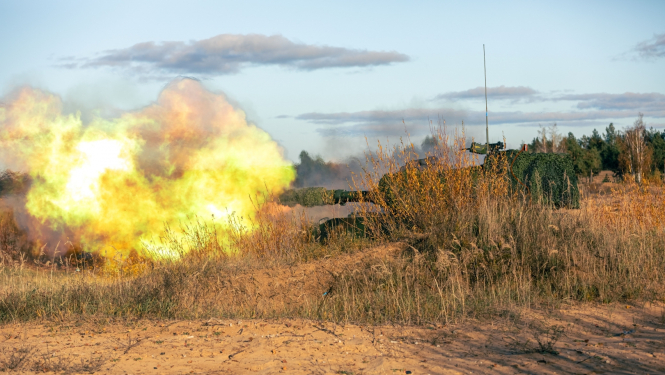 kaujas šaušanas nodarbības ar dažāda veida ieročiem Ādažu poligonā