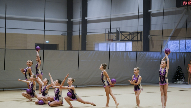 Estētiskās vingrošanas sacensībās “Ādažu sniegpārsliņas” novada komandām divas uzvaras un viena 2.vieta