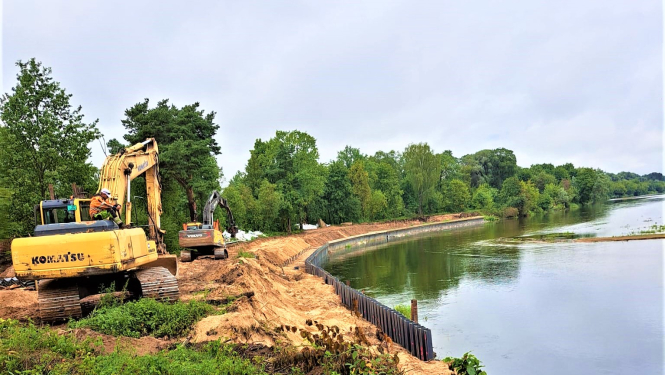 speiali'zētā tehnika, kas stiprina un pārbūvē Gaujas krastu