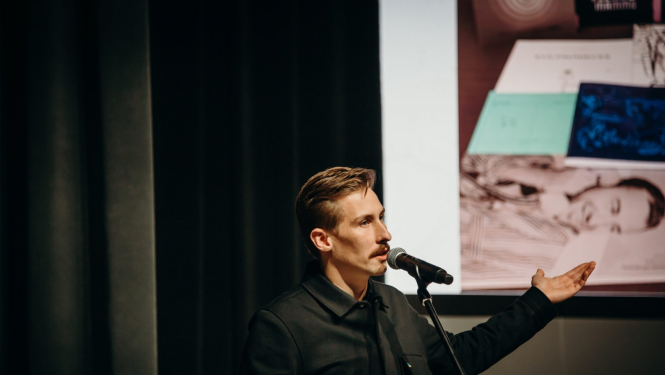 Foto: Ojāra Vācieša literāro prēmiju dzejā saņem Henriks Eliass Zēgners