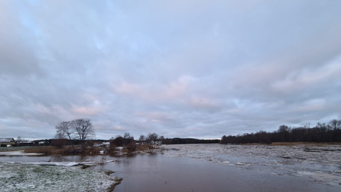 Gaujā pie Carnikavas naktī ūdens līmenis strauji nokrities, situācija stabilizējusies