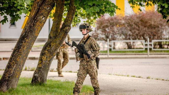 karavīrs pārvietojas pa ielām, ilustratīvs attēls