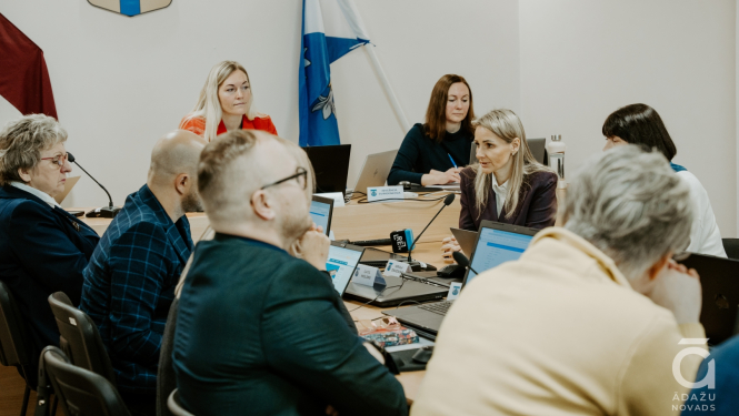 Ādažu novada pašvaldības sēde, Carnikavas pasta nodaļas slēgšanas jautājums, Karīna Miķelsone, Beāte Krauze-Čebotare 