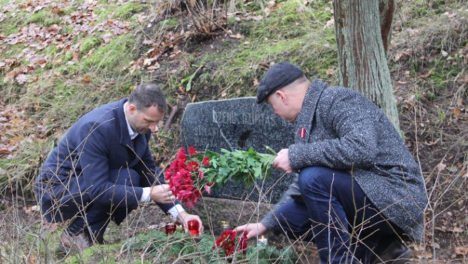 Simboliska svecīšu nolikšana