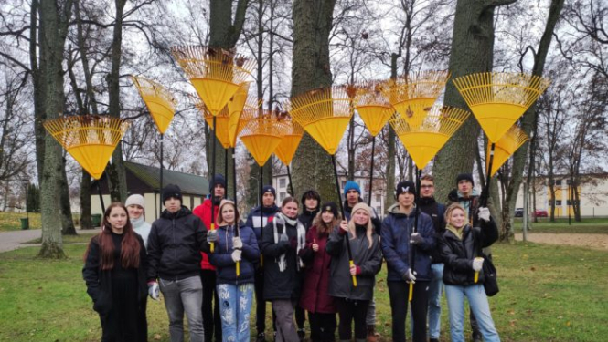 Ādažu Brīvās Valdorfa skolas un Carnikavas pamatskolas skolēni sakopj Carnikavas parku
