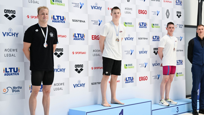 Kristaps Čilipāns, peldēšana, attēlā pa vidu