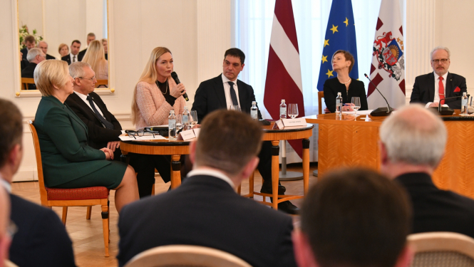 Ādažu novada domes priekšsēdētāja Karīna Miķelsone kopā ar citiem pašvaldību vadītājiem Rīgas pilī tiekas ar Valsts prezidentu