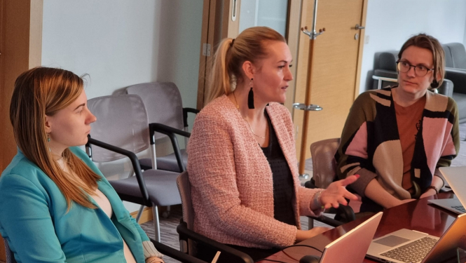 Ar Izglītības un zinātnes ministrijas pārstāvēm diskutē par izglītības attīstības iespējām novadā