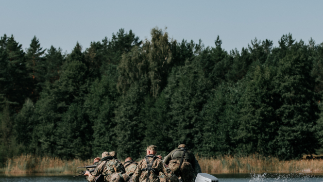 militārās mācības pa upi