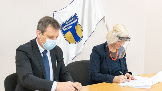 Carnikavas novada dome ar būvniecības firmu SIA “Newcom Construction” parakstīja līgumu par pamatskolas pārbūvi