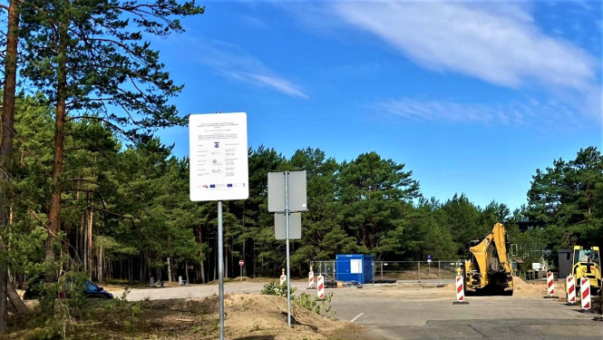 traktori un cita būvniecības tehnika laukumā 