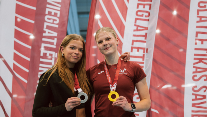 Marta Kuzņecova un Laura Ozola. Foto: Guntis Bērziņš, LVS