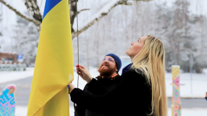 Pacelts mastā Ukrainas karogs