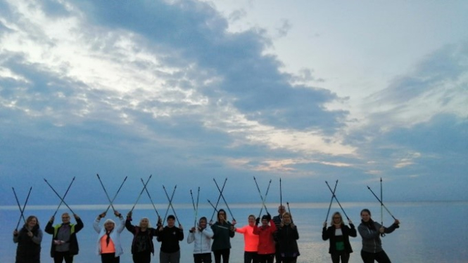 Nūjotāji pie jūras