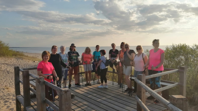 Nūjotāji pludmalē