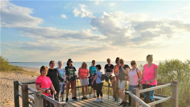 Nūjotāji pludmalē