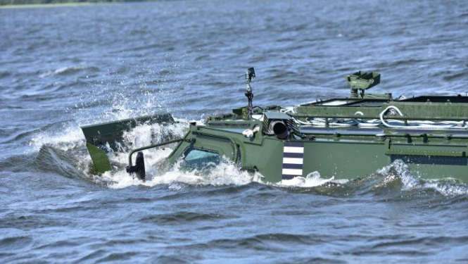 Bruņutransportiera Patria mācības ūdenī, Foto: Patriagroup