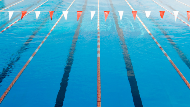 peldbaseins ar starta platformu un peldēšanas celiņiem, un karodziņiem