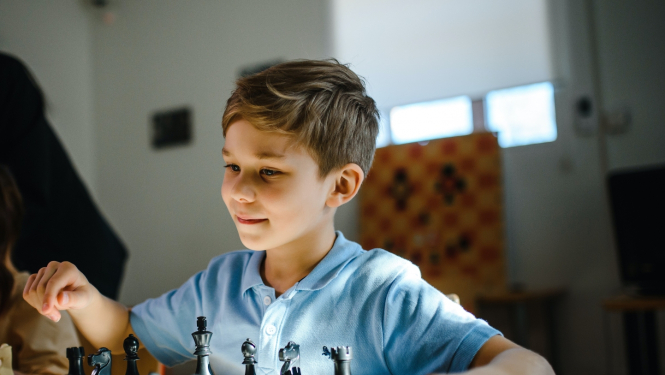 Bērns spēlē šahu, foto: Pexels.com