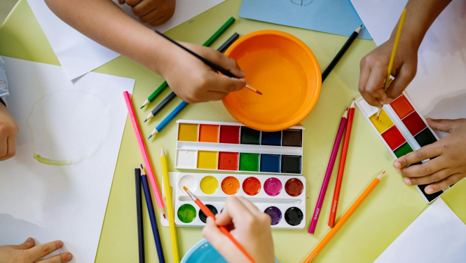 krāsas, zīmuļi, vizuālā māksla