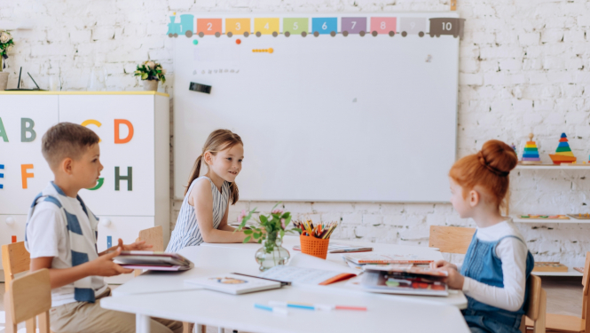 bērni mācās pie galda