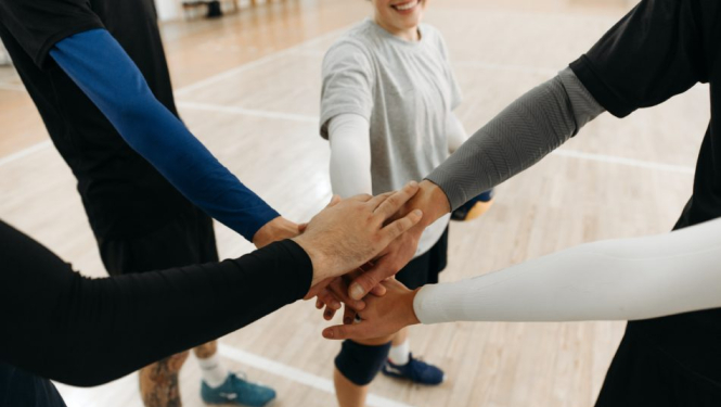 Cilvēki salikuši rokas kopā