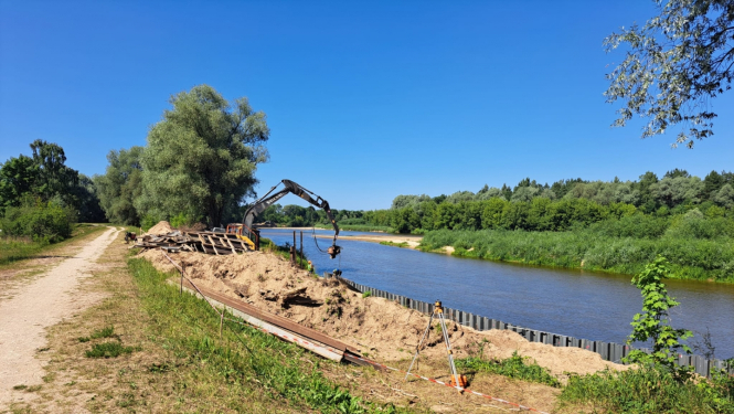 Gaujas krastā stiprina dambi