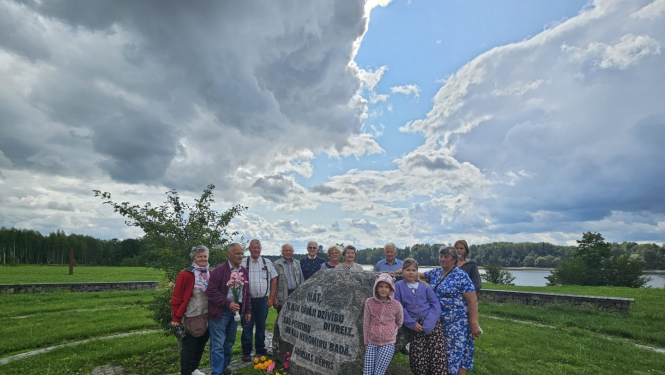 cilvēki pie pieminekļa